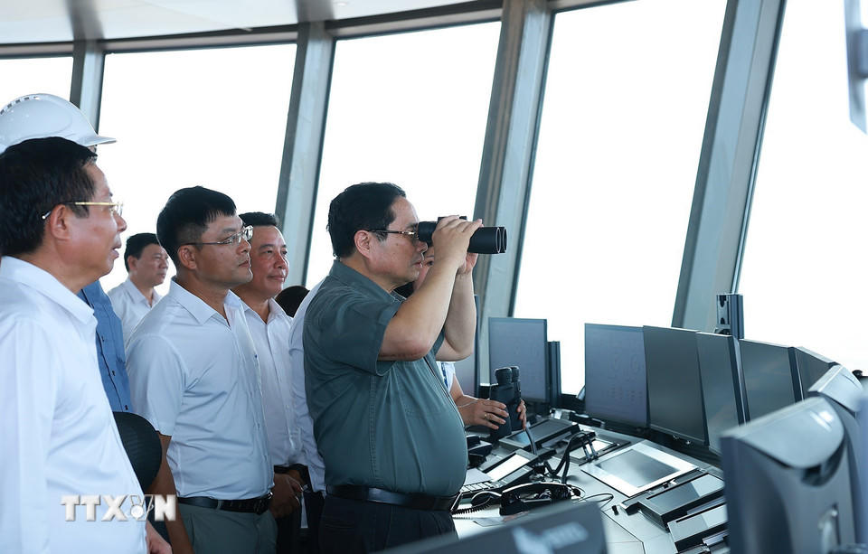 Thủ tướng Phạm Minh Chính quan sát tổng quan Dự án cảng hành không quốc tế Long Thành từ Đài kiểm soát không lưu. (Ảnh: Dương Giang/TTXVN).