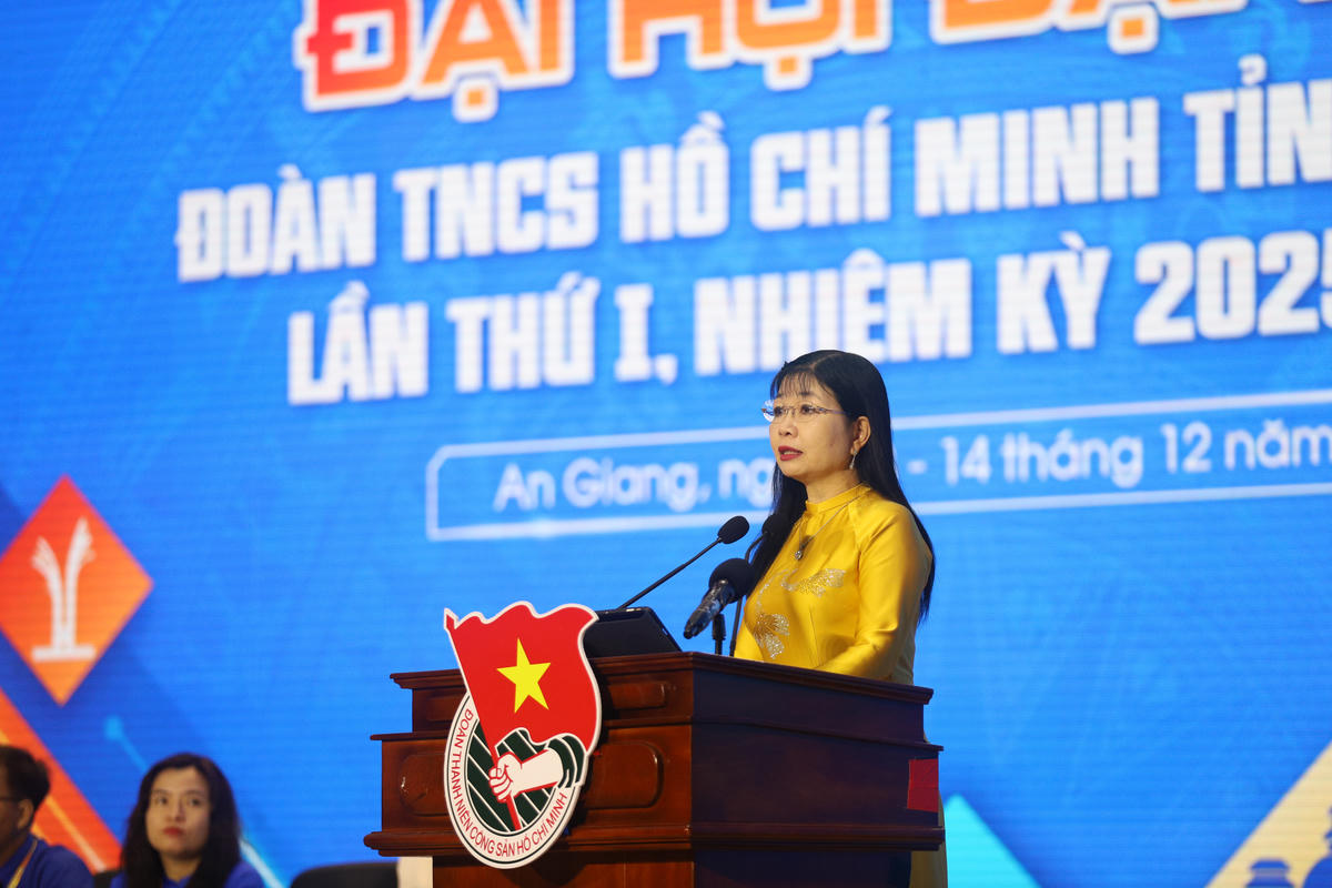 Bà Trần Thị Thanh Hương - Phó Bí thư Tỉnh ủy, Chủ tịch Ủy ban MTTQ Việt Nam tỉnh An Giang phát biểu tại Đại hội. (ảnh: NH)