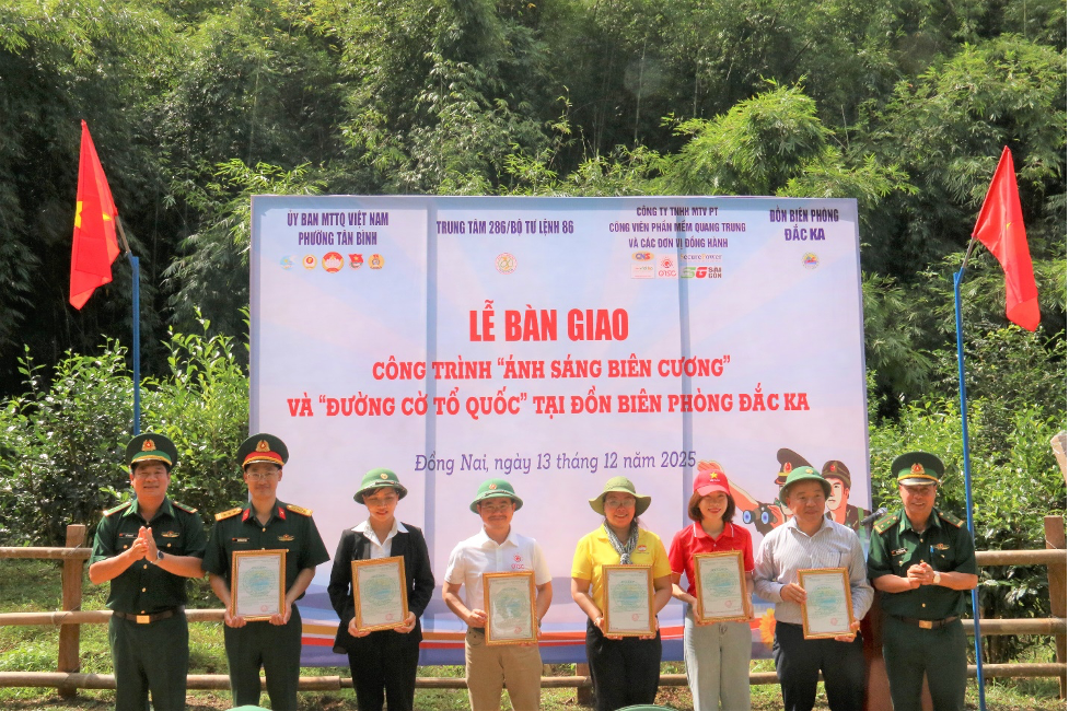 Thượng tá Nguyễn Duy Thái, Phó Chỉ huy trưởng - Tham mưu trưởng Trung tâm 286 cùng các đơn vị, tổ chức doanh nghiệp nhận thư cảm ơn.