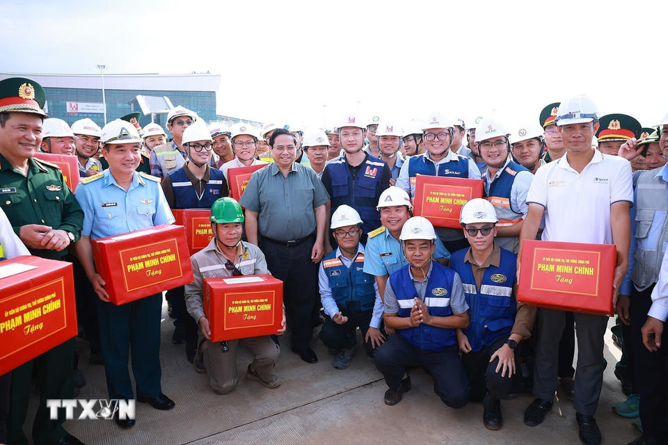 Thủ tướng Phạm Minh Chính tặng quà các đơn vị thi công Dự án cảng hành không quốc tế Long Thành. (Ảnh: Dương Giang/TTXVN).