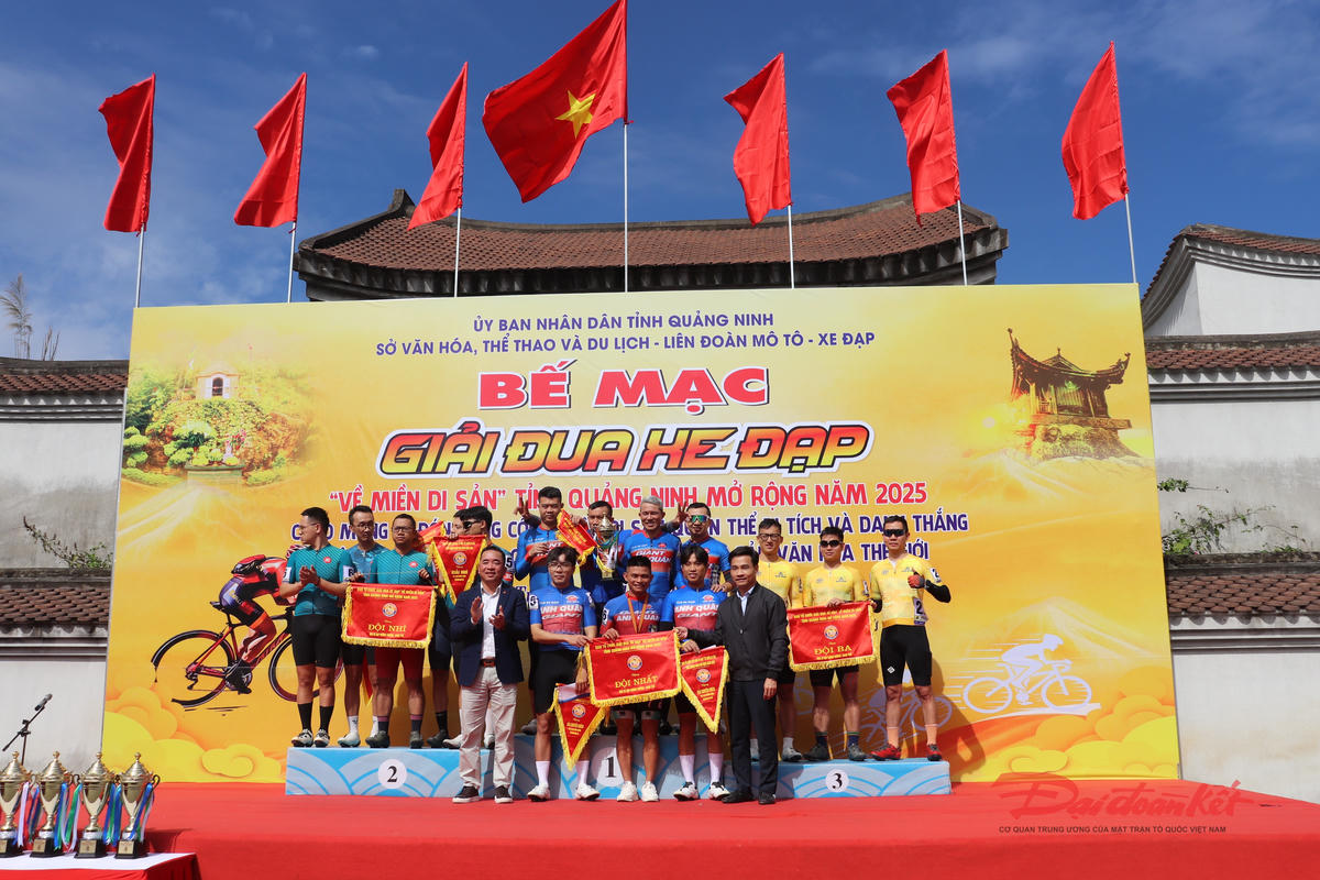 Ban tổ chức trao giải đồng đội cho các đội xuất sắc giành thành tích cao. Ảnh: Nguyễn Quý.