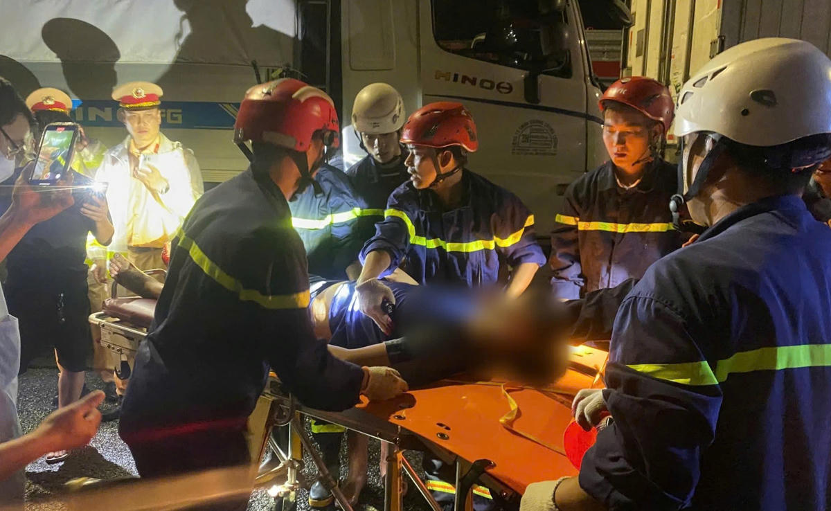 Lực lượng chức năng giải cứu tài tế Lê Văn L. đưa ra ngoài đi cấp cứu. Ảnh: CV.