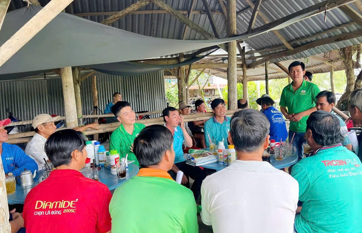 Cán bộ nông nghiệp cơ sở xã biên giới Giang Thành tuyên truyền về sản xuất nông nghiệp nhằm nâng cao chất lượng thông tin phục vụ người dân vùng sâu. Ảnh: Lê Hoàng Vũ.