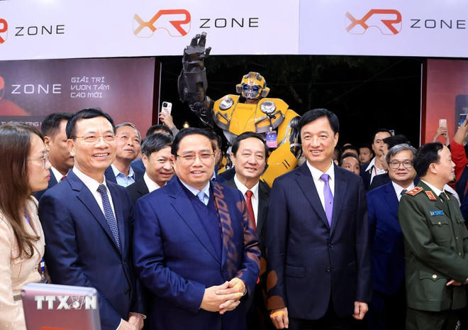 Thủ tướng Phạm Minh Chính tham các gian hàng tại triển lãm. (Ảnh: Tuấn Anh/TTXVN).