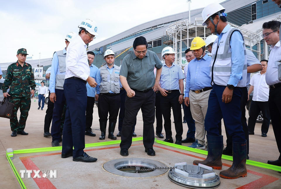 Thủ tướng Phạm Minh Chính kiểm tra thi công các hạng mục Dự án cảng hành không quốc tế Long Thành. (Ảnh: Dương Giang/TTXVN).