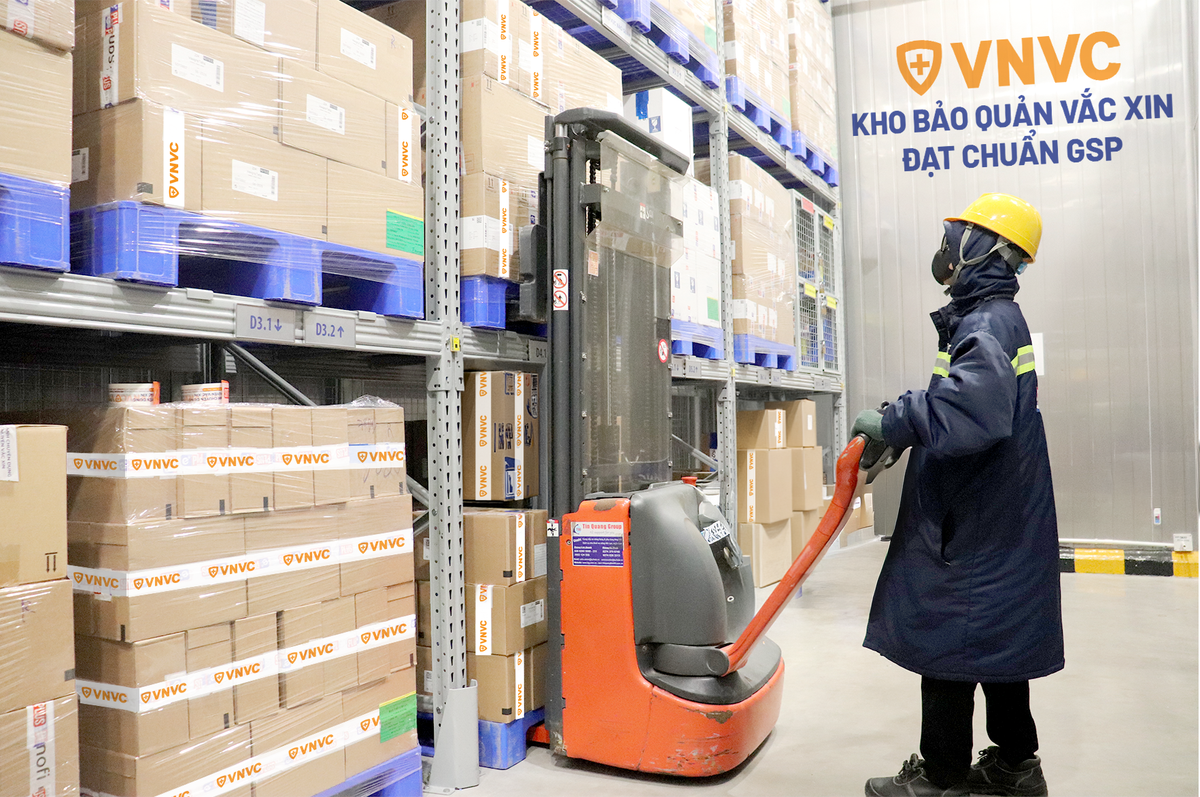 Tại VNVC, vaccine RSV được bảo quản trong hệ thống kho lạnh, dây chuyền lạnh đạt chuẩn GSP theo tiêu chuẩn quốc tế, giám sát nhiệt độ tự động 24/24. Ảnh: Mộc Thảo