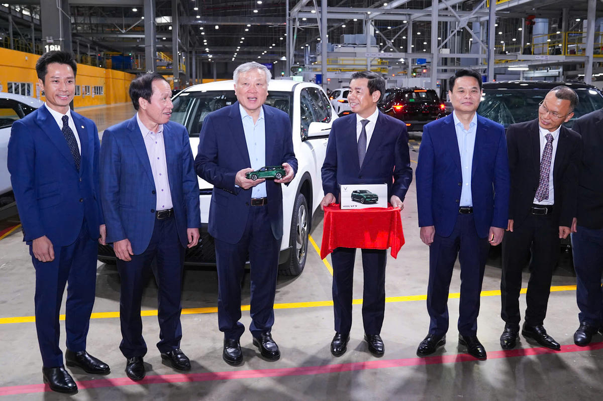 Phó Thủ tướng Thường trực Chính phủ Nguyễn Hòa Bình thăm Tổ hợp Nhà máy VinFast. Ảnh: ĐT. 