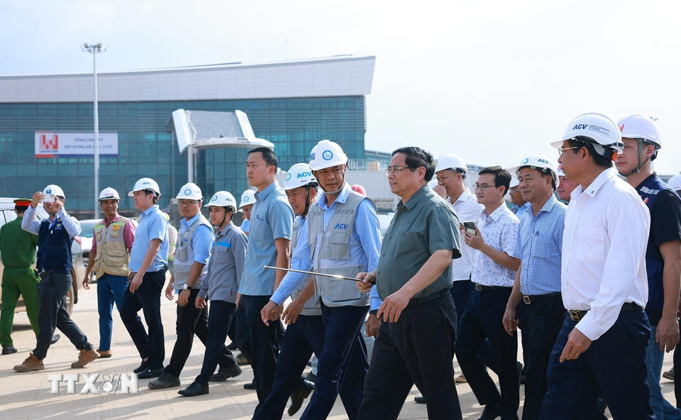Thủ tướng Phạm Minh Chính kiểm tra đường lăn, bãi đỗ tàu bay Dự án cảng hành không quốc tế Long Thành. (Ảnh: Dương Giang/TTXVN).