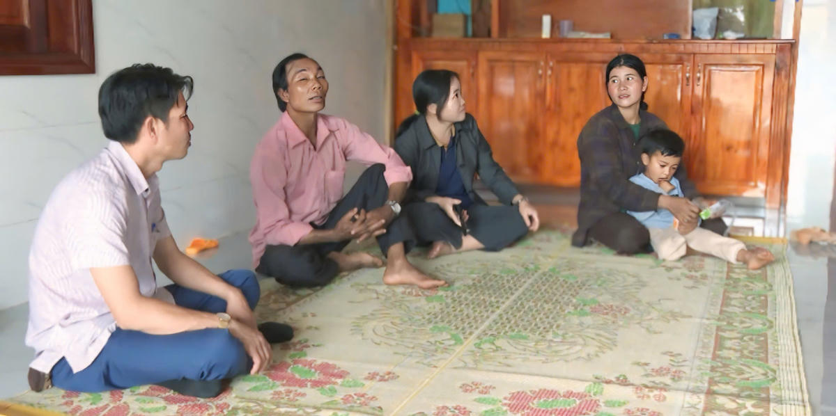 Chị H’Lim Ajun tiếp khách trong căn nhà khang trang của mình. Ảnh: CTV