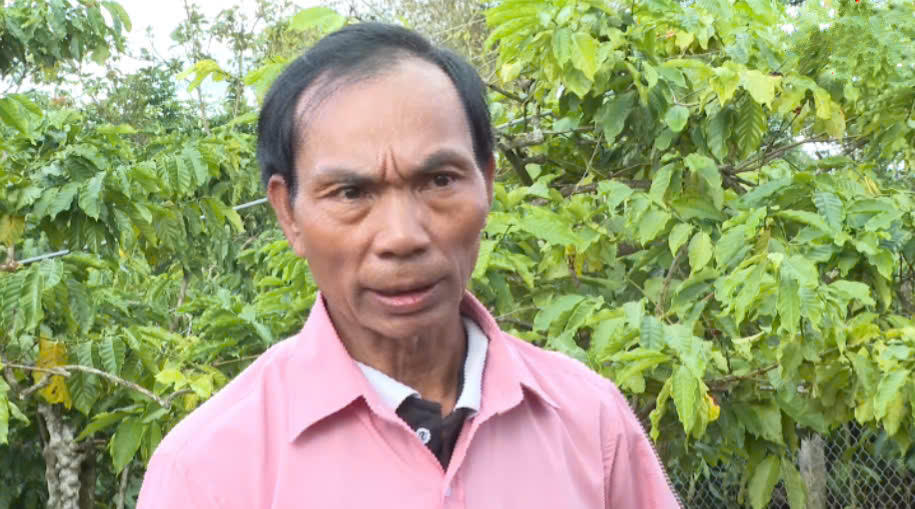 Ông Y Siêng ADrơng, Buôn trưởng buôn Trăp, xã Tam Giang, tỉnh Đăk Lăk là người tích cực thông tin và truyền thông những mô hình giảm nghèo hiệu quả, tấm gương điển hình vươn lên thoát nghèo. Ảnh: CTV