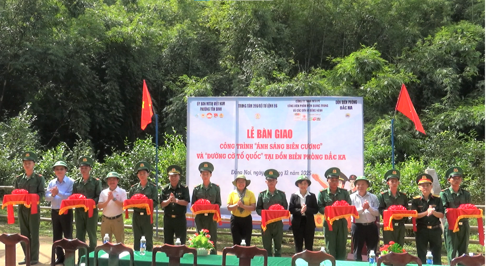 Đại tá Nguyễn Quốc Hoàn, Chính ủy Trung tâm 286 và đại diện các đơn vị, tổ chức doanh nghiệp tài trợ cắt băng khánh thành công trình