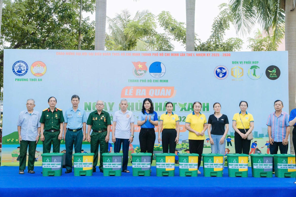 Lễ ra quân ngày chủ nhật xanh của phường Thới An. Ảnh: N.Thắng.