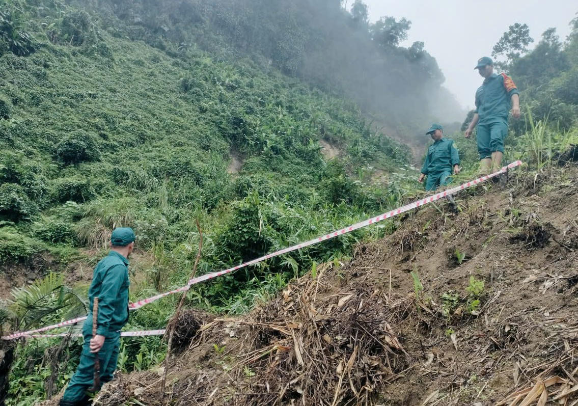 Nơi phát hiện vật liệu nghi là bom được căng dây bảo vệ không người dân đến lại gần. Ảnh: CV.