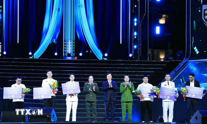 Bí thư Thành ủy Hà Nội Nguyễn Duy Ngọc và lãnh đạo Bộ Công an trao tặng Kỷ niệm chương cho các đội đạt giải Nhất, Nhì, Ba cuộc thi Data for Life. (Ảnh: Tuấn Anh/TTXVN).