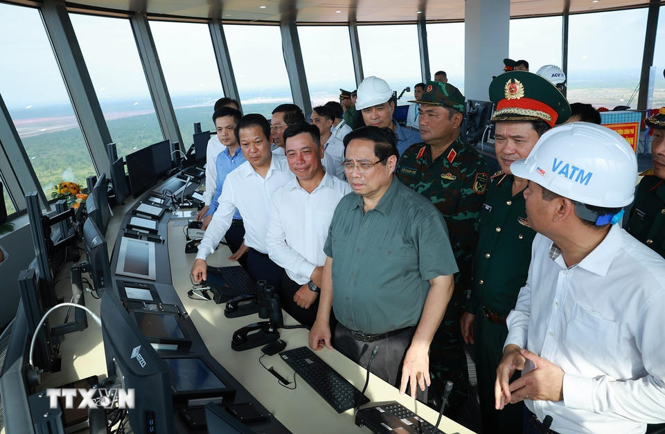 Thủ tướng Phạm Minh Chính kiểm tra, thị sát Dự án cảng hành không quốc tế Long Thành từ Đài kiếm soát không lưu. (Ảnh: Dương Giang/TTXVN).