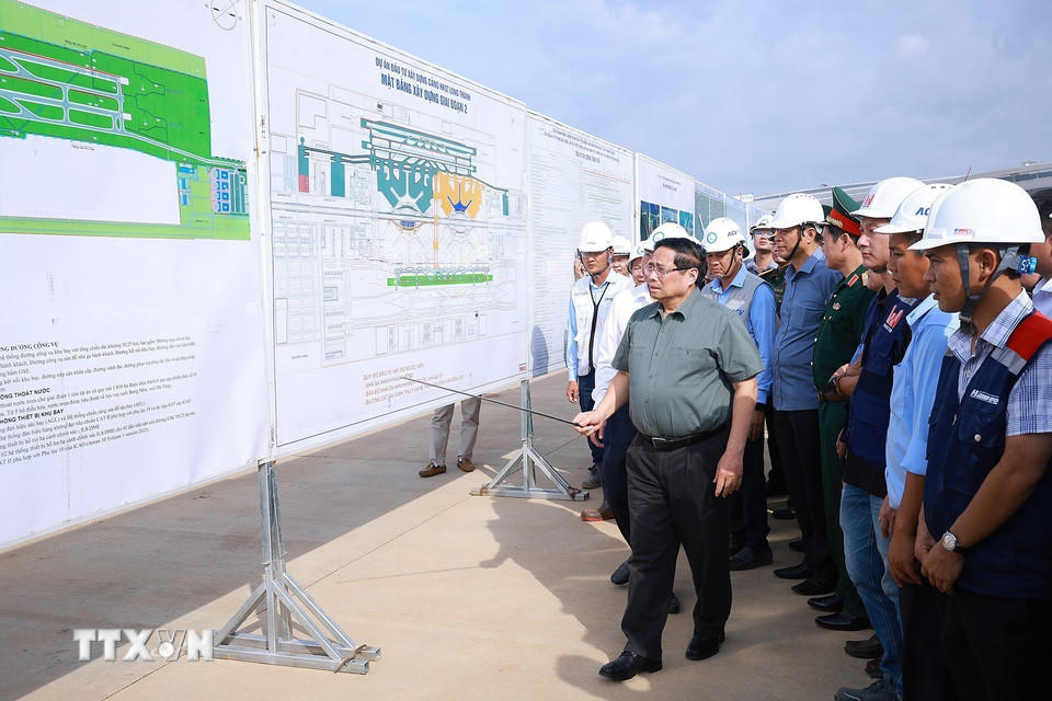 Thủ tướng Phạm Minh Chính đến kiểm tra tiến độ thi công các hạng mục Dự án cảng hành không quốc tế Long Thành. (Ảnh: Dương Giang/TTXVN).