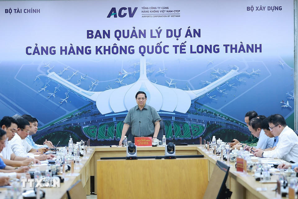 Thủ tướng Phạm Minh Chính làm việc với các nhà thầu, đơn vị thi công Dự án cảng hành không quốc tế Long Thành. (Ảnh: Dương Giang/TTXVN).