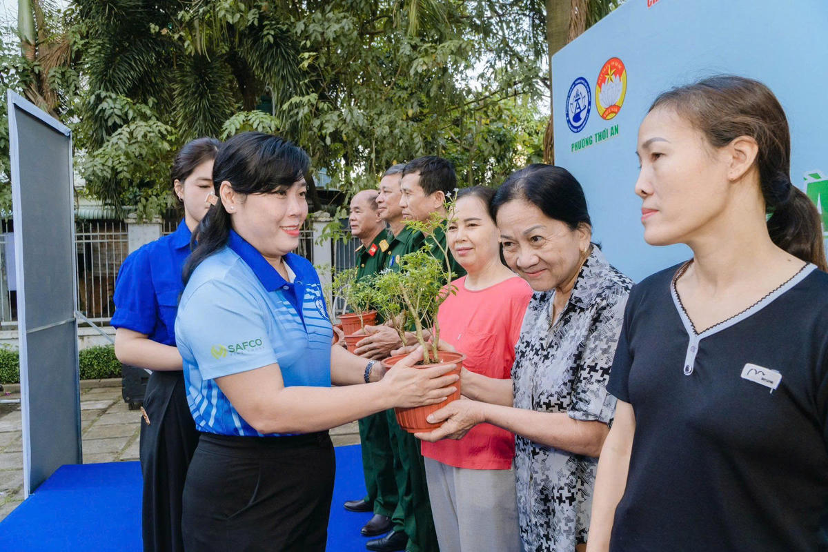 Ban Tổ chức tặng cây xanh cho người dân. Ảnh: N.Thắng.