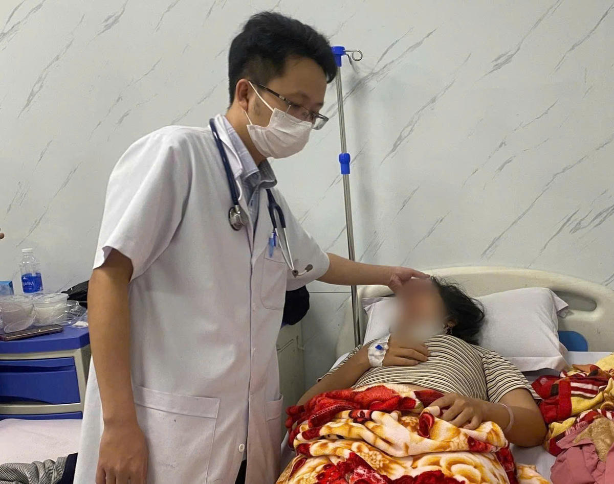 Bác sĩ đang thăm khám cho bệnh nhân nghi ngộ độc thực phẩm. Ảnh: CV.