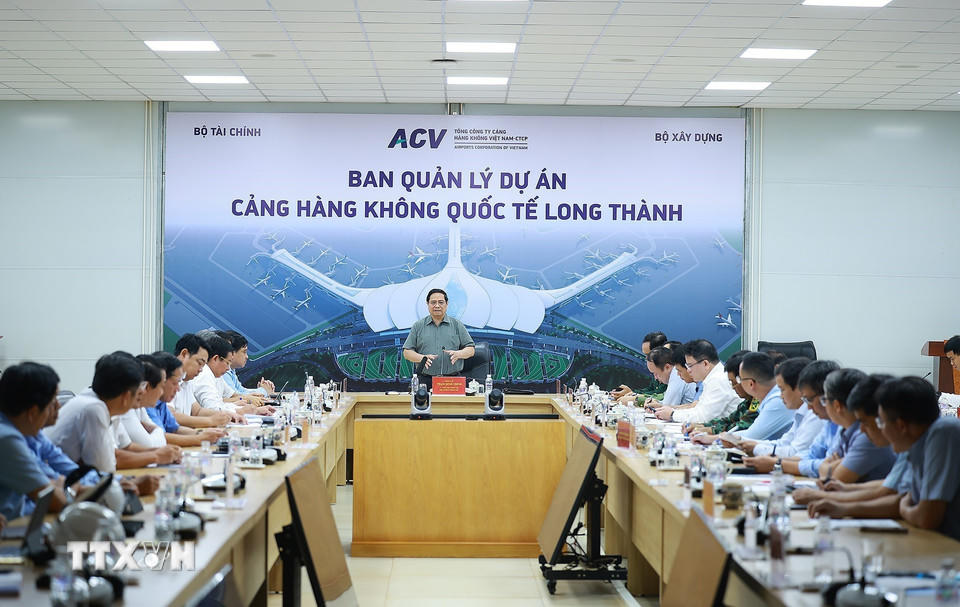 Thủ tướng Phạm Minh Chính làm việc với các nhà thầu, đơn vị thi công Dự án cảng hành không quốc tế Long Thành. (Ảnh: Dương Giang/TTXVN).