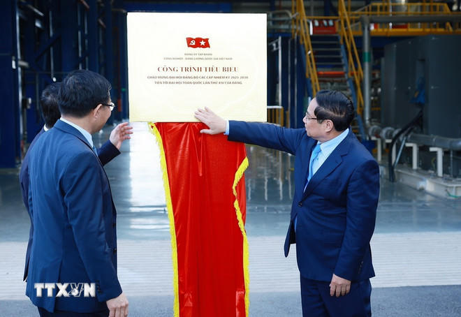 Thủ tướng Phạm Minh Chính và các đại biểu dự Lễ khánh thành Nhà máy Điện khí LNG Nhơn Trạch 3 và 4 và thực hiện nghi thức gắn biển Công trình chào mừng Đại hội XIV của Đảng. (Ảnh: Dương Giang/TTXVN).