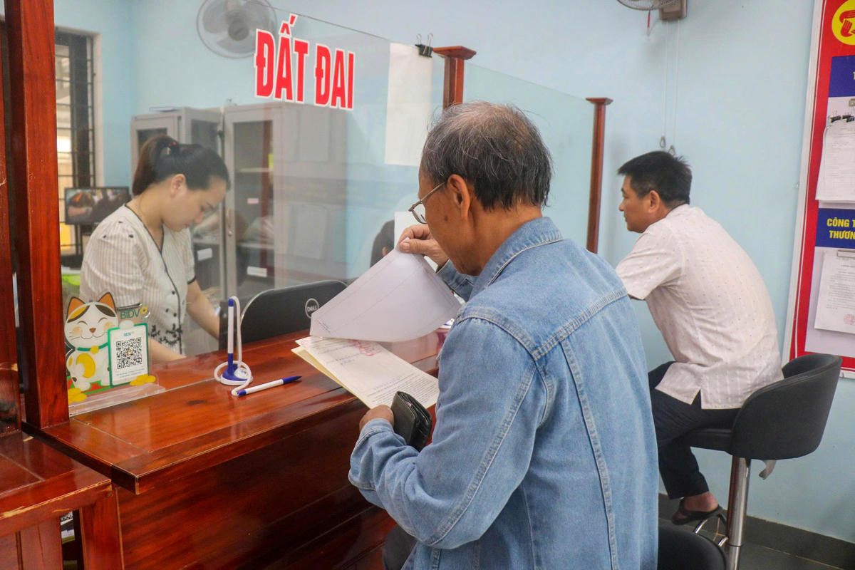 Người dân đến xử lý thủ tục hành chính tại Trung tâm phục vụ hành chính công xã Vĩnh Linh, tỉnh Quảng Trị. Ảnh: Đỗ Văn.