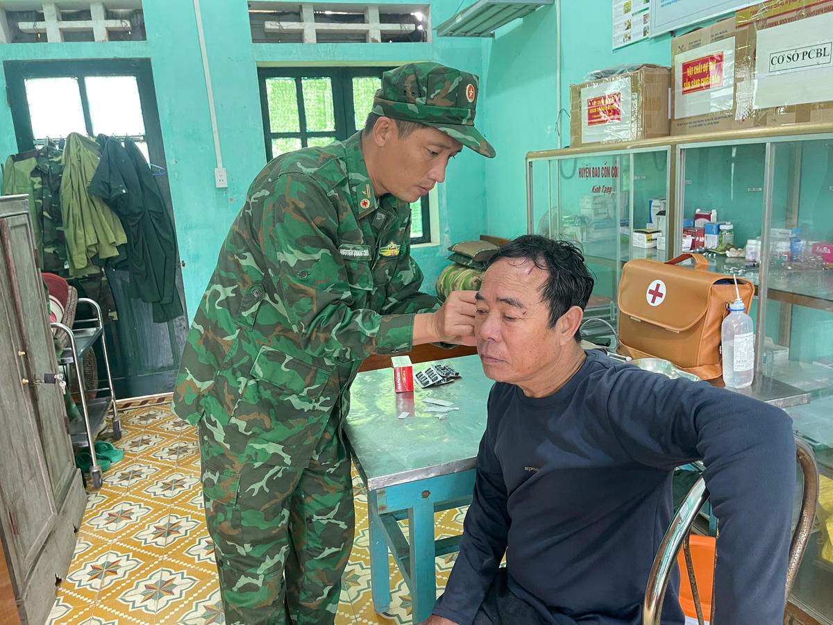 Các thuyền viên được kiểm tra sức khoẻ, động viên tinh thần. Ảnh: BP