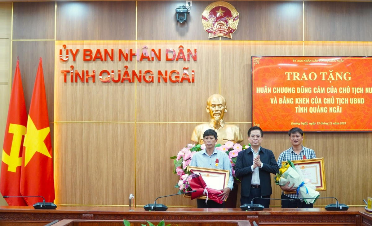 Chủ tịch UBND tỉnh Quảng Ngãi Nguyễn Hoàng Giang trao Huân chương Dũng cảm cho ông Phan Duy Quang và ông Lê Văn Sanh. Ảnh: CV.