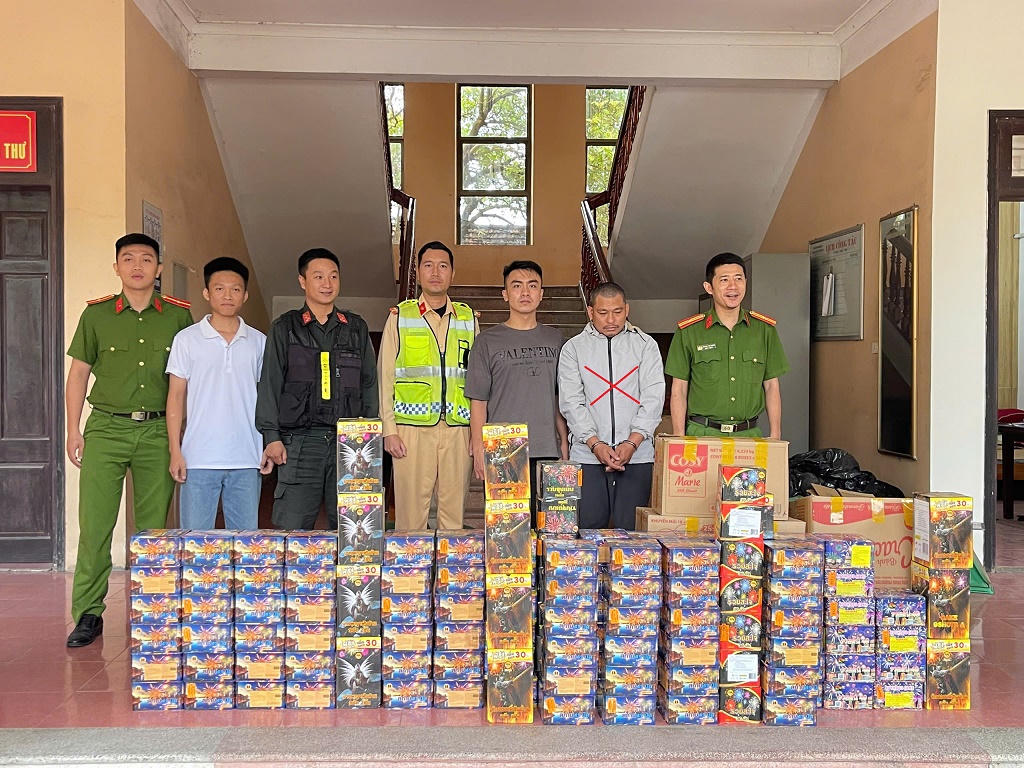 Đối tượng Nguyễn Văn Lâm và tang vật bị bắt giữ. Ảnh: Công an tỉnh Nghệ An