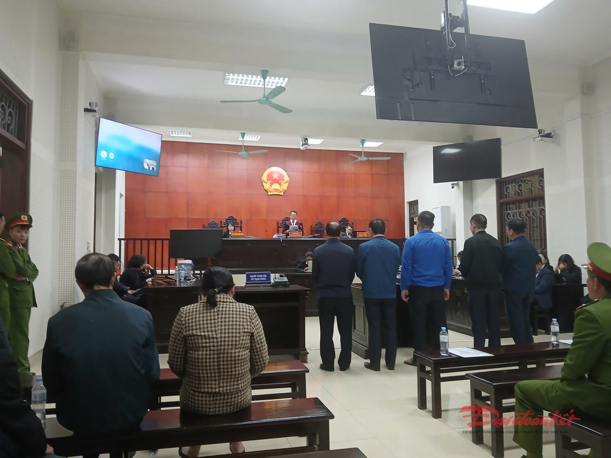 Các bị cáo nghe chủ toạ tuyên án. 