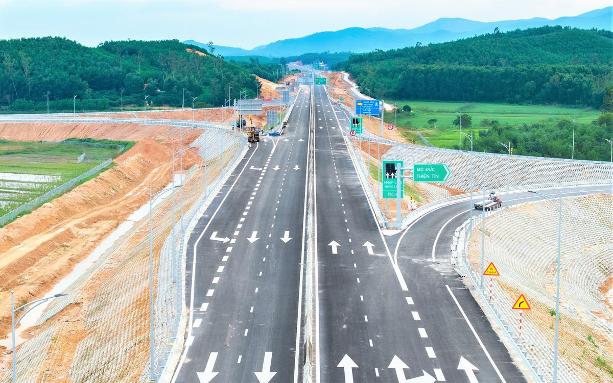 Các vạch kẻ sơn được hoàn thiện trên tuyến cao tốc Quảng Ngãi-Hoài Nhơn. Ảnh: CV.