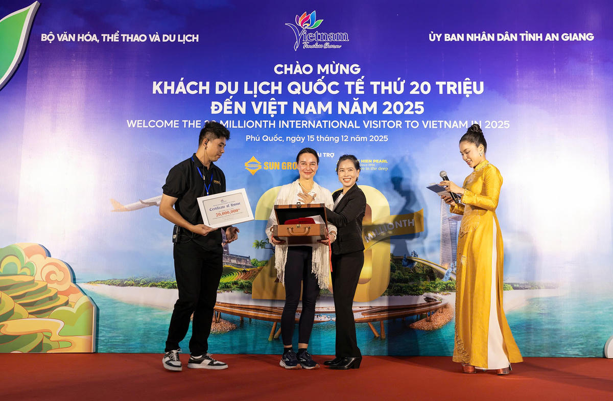 Nhà tài trợ tặng quà cho bà Karolina Agnieszka. Ảnh Nguyễn Minh.