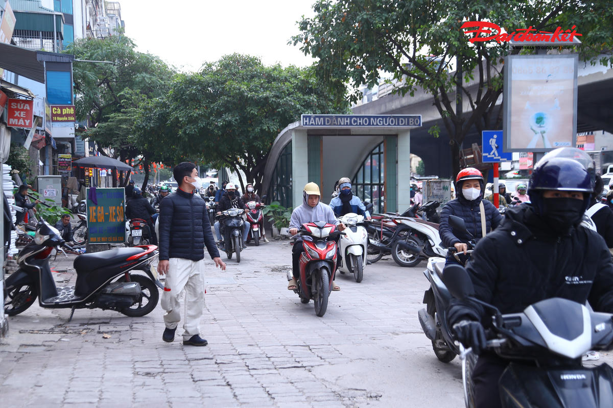 Trong sáng nay, nhiều tài xế lưu thông trên vỉa hè cũng bị lực lượng chức năng xử lý.