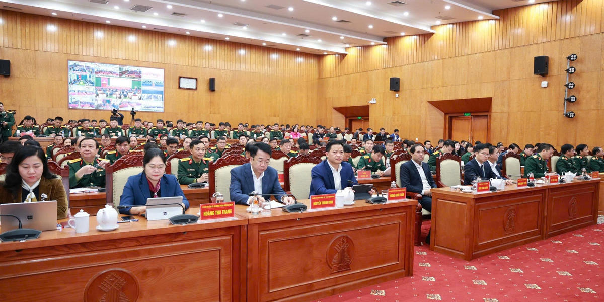 Lãnh đạo tỉnh Thái Nguyên, cùng đại diện cử tri tham dự tại điểm cầu chính. Ảnh: TN.