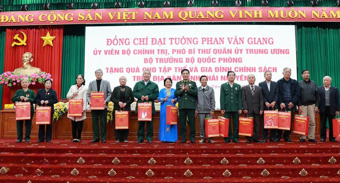 Đại tướng Phan Văn Giang trao quà tặng các gia đình chính sách, gia đình có hoàn cảnh khó khăn trên địa bàn tỉnh Thái Nguyên. Ảnh: TN.