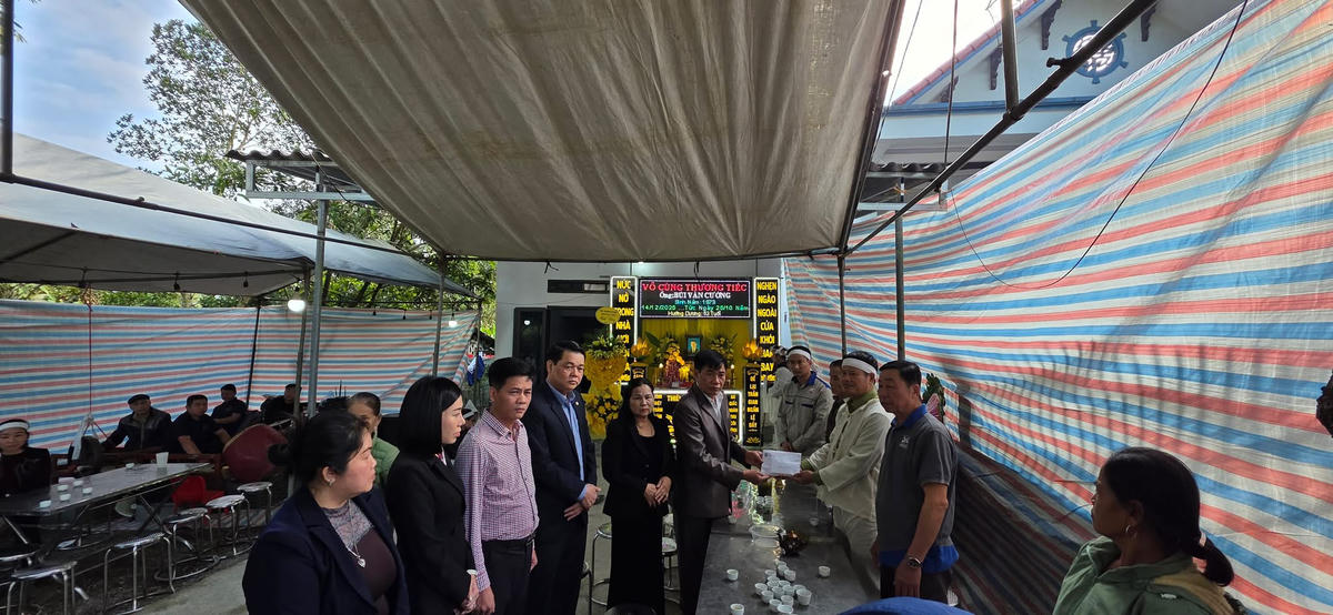 Đại diện Hội Doanh nhân tỉnh Phú Thọ trực tiếp đến thăm hỏi, hỗ trợ các gia đình nạn nhân