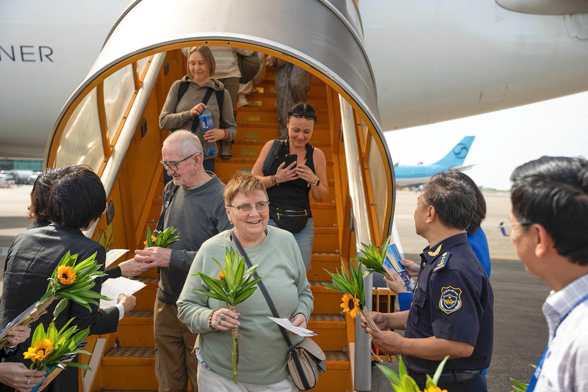 Khách quốc tế trên chuyến bay vui mừng trước sự chào đón nồng hậu từ Việt Nam. Ảnh Nguyễn Minh.