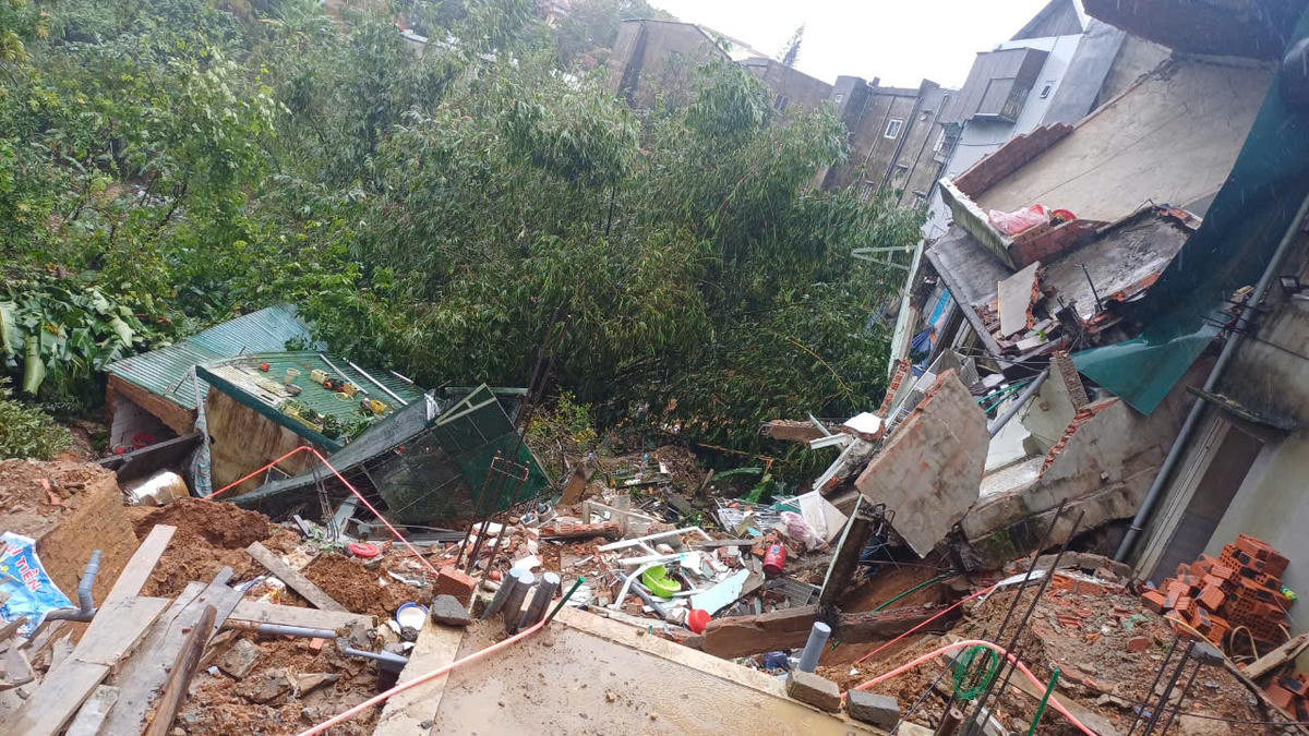 Sụt trượt ở khu vực dốc suối phía sau khu dân cư đường Hùng Vương, thôn 3A. Ảnh: UB.