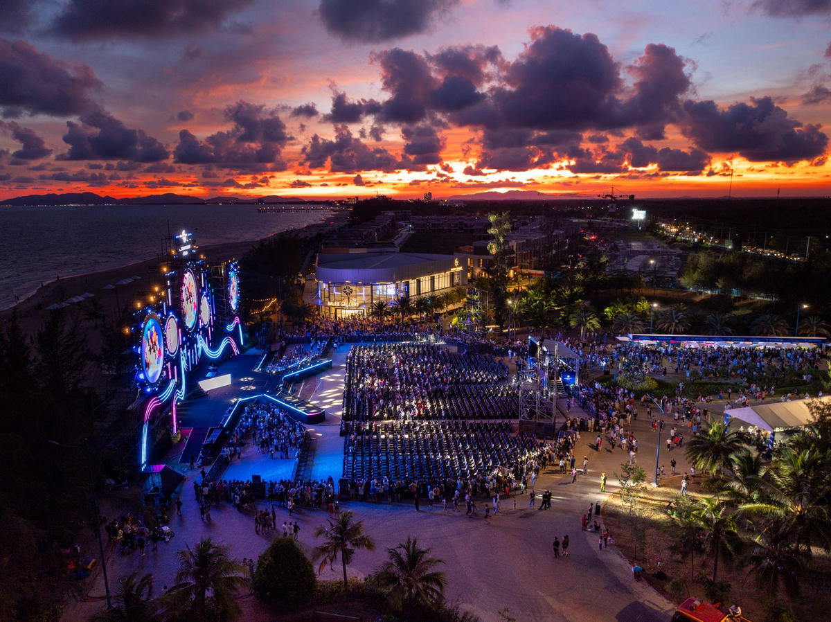 Đại nhạc hội Charm Fantasea tổ chức bên bờ biển Hồ Tràm