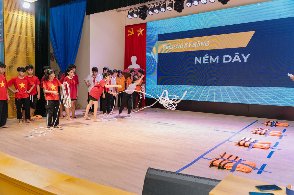 Hướng dẫn kỹ năng trong phòng chống đuối nước cho trẻ. Ảnh: ĐT