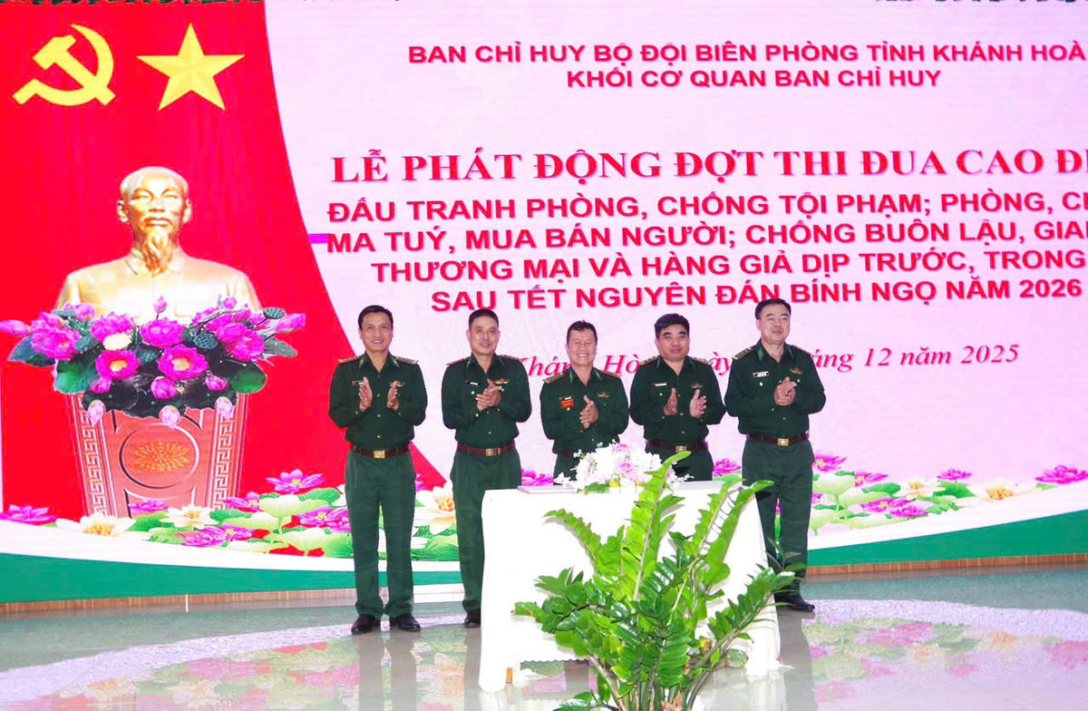 Đại diện các cơ quan, đơn vị trong toàn lực lượng đã ký kết giao ước thi đua. Ảnh: Văn Tân.