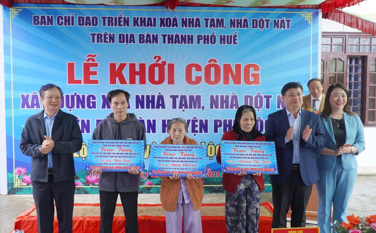 Lãnh đạo thành phố Huế và Ủy ban MTTQ Việt Nam thành phố trao tặng kinh phí xóa nhà tạm trên địa bàn. Ảnh: N.M. 