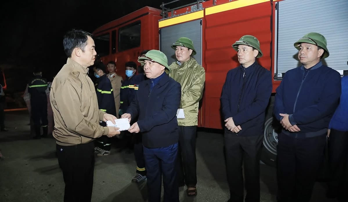 Lãnh đạo tỉnh Phú Thọ thăm hỏi gia đình nạn nhân ngay trong đêm. Ảnh CTV
