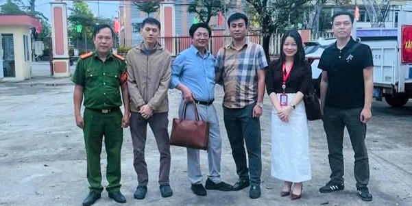 Lực lượng chức năng cùng anh Long, anh Thuyên chụp ảnh lưu niệm. Ảnh: CV.