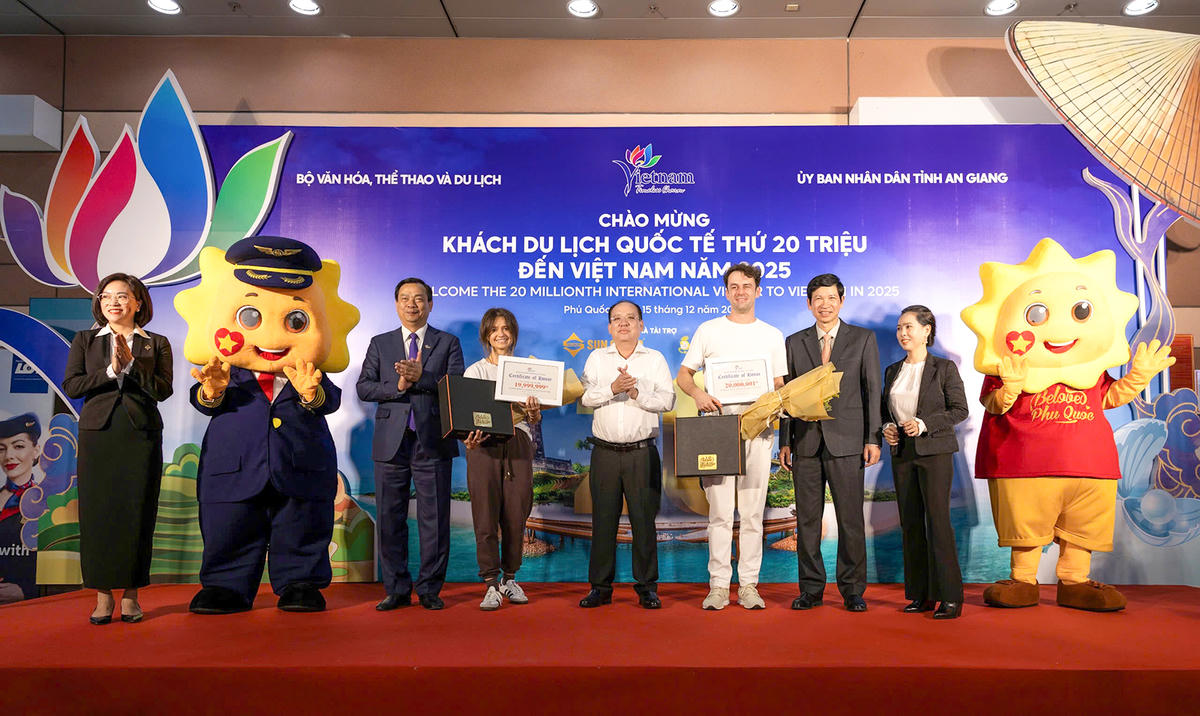 Hai vị khách quốc tế đặc biệt thứ 19.999.999 là bà Milena Katarzyna Ciesielska thứ 20.000.001 là ông Karol Krzysztof Ciesielski (cùng quốc tịch Ba Lan) cũng nhận được phần quà trị giá hơn 200 triệu đồng/suất. Ảnh Nguyễn Minh.