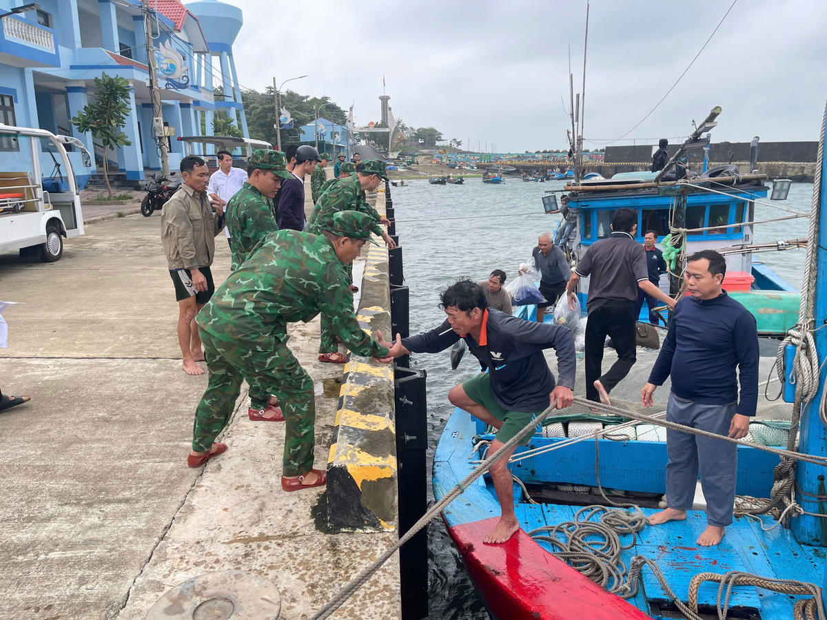 Đồn Biên phòng Cồn Cỏ hỗ trợ đưa các thuyền viên tàu QT-90559-TS bị sóng đánh chìm trên biển lên bờ. Ảnh: BP