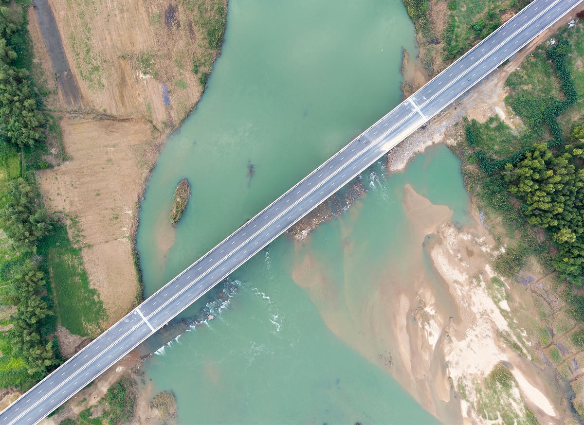 Những cây cầu bắc qua sông trên tuyến đường cao tốc Quảng Ngã - Hoài Nhơn. Ảnh: CV.