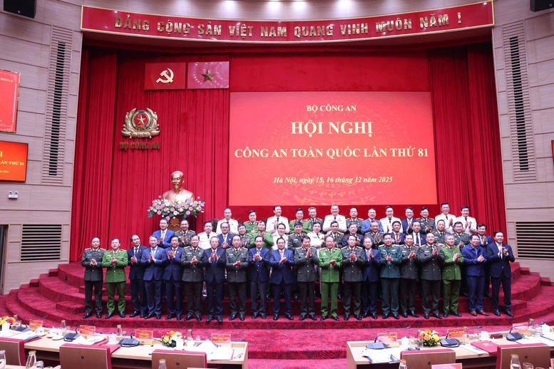 Thủ tướng Phạm Minh Chính với các đại biểu dự Hội nghị. Ảnh: Nhật Bắc