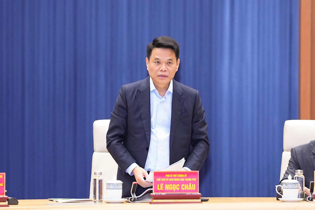 Chủ tịch UBND TP Hải Phòng Lê Ngọc Châu báo cáo kết quả phát triển kinh tế - xã hội. Ảnh: ĐT. 