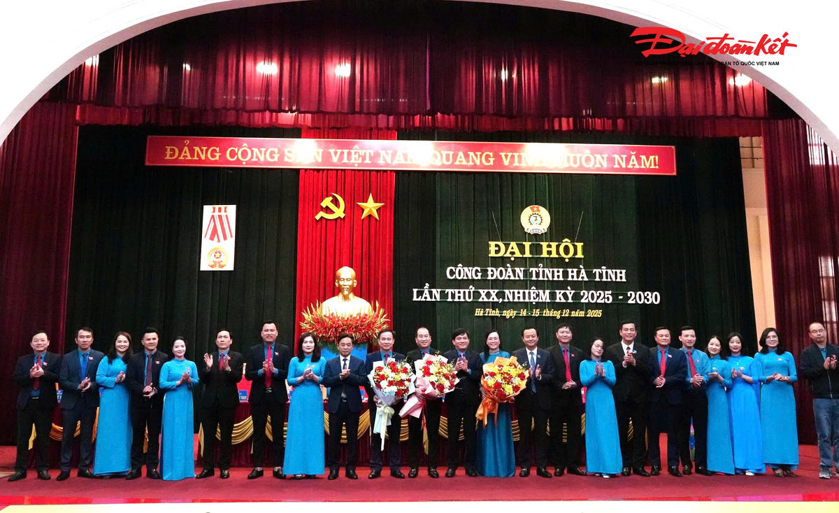 Đại diện Liên đoàn Lao động Việt Nam và lãnh đạo tỉnh Hà Tĩnh tặng hoa chúc mừng Ban Chấp hành Liên đoàn Lao động tỉnh Hà Tĩnh khóa mới. Ảnh: HN.